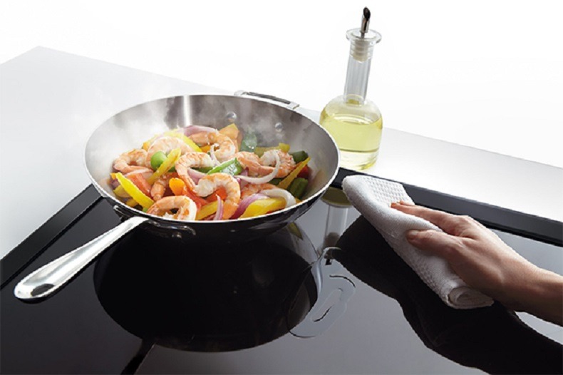 Bề mặt bếp từ bị ướt cũng khiến bếp ngưng hoạt động